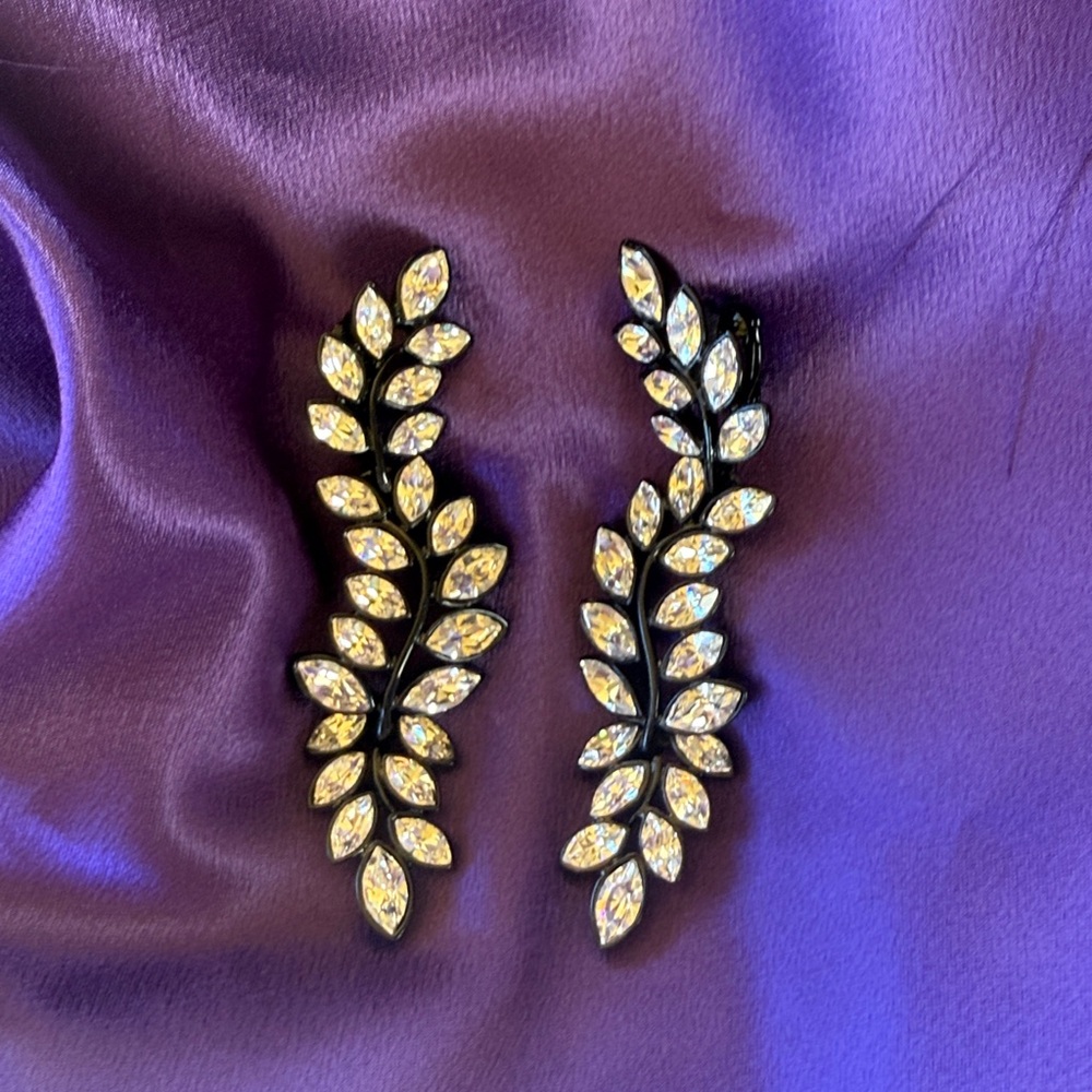 Elegant Kenneth Jay Lane Black Leaf Drop Earrings. - Picture 4 of 6